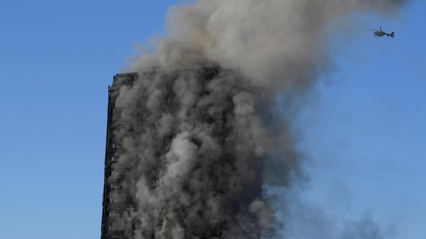 Londra, il devastante incendio della Grenfell Tower