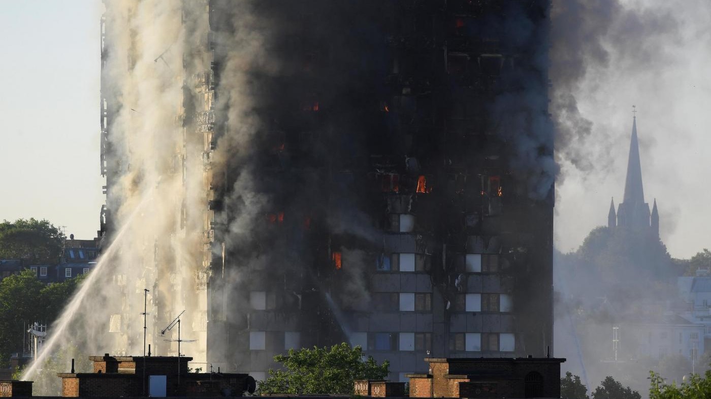 Londra, il devastante incendio della Grenfell Tower