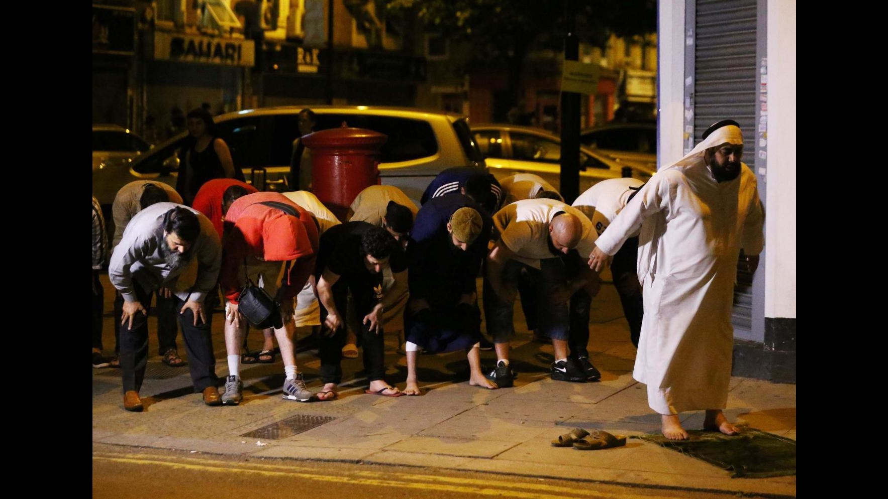 FOTO Londra, furgone travolge fedeli davanti ad una moschea