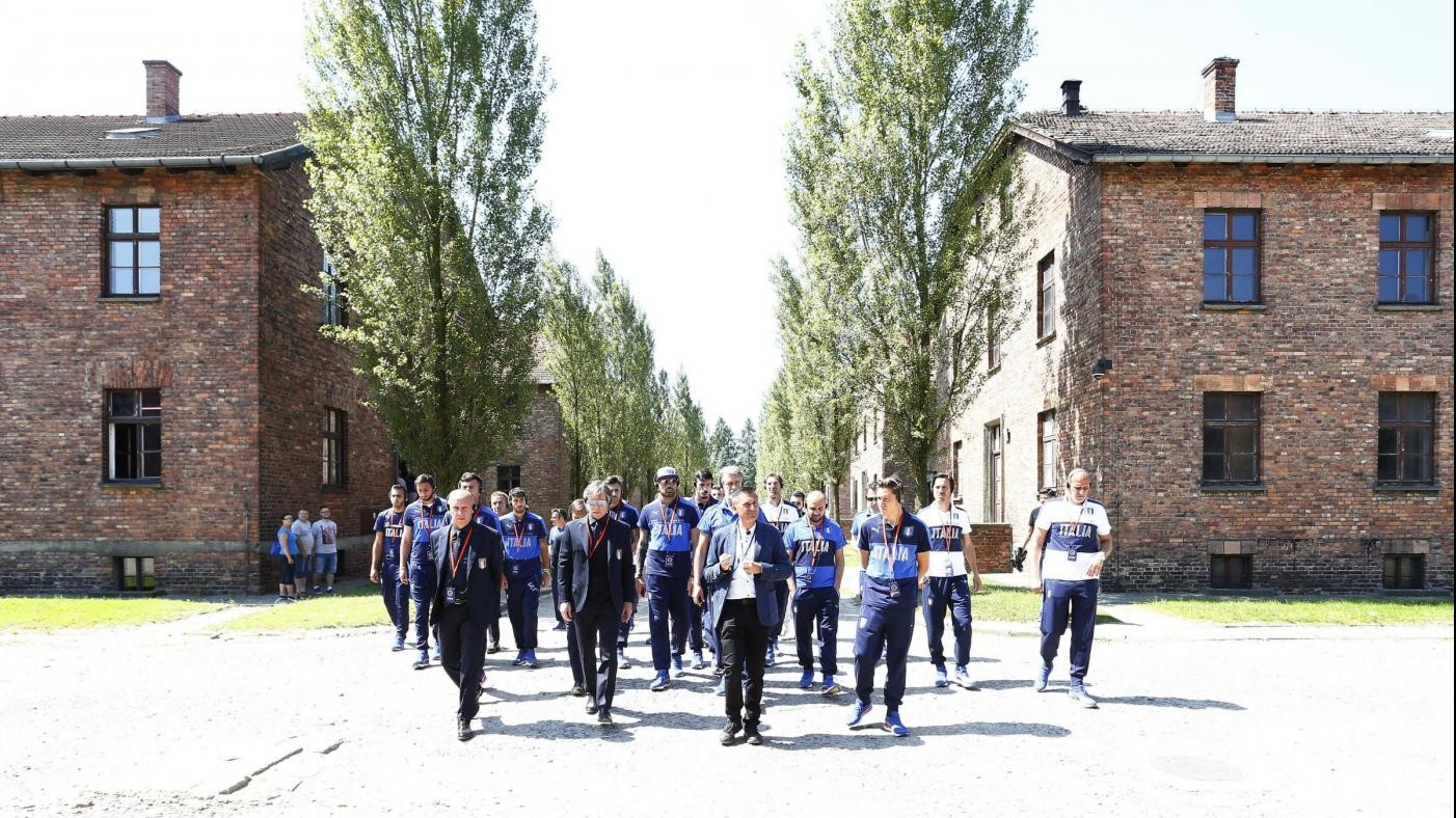 FOTO La Nazionale U21 in visita ad Auschwitz e Birkenau