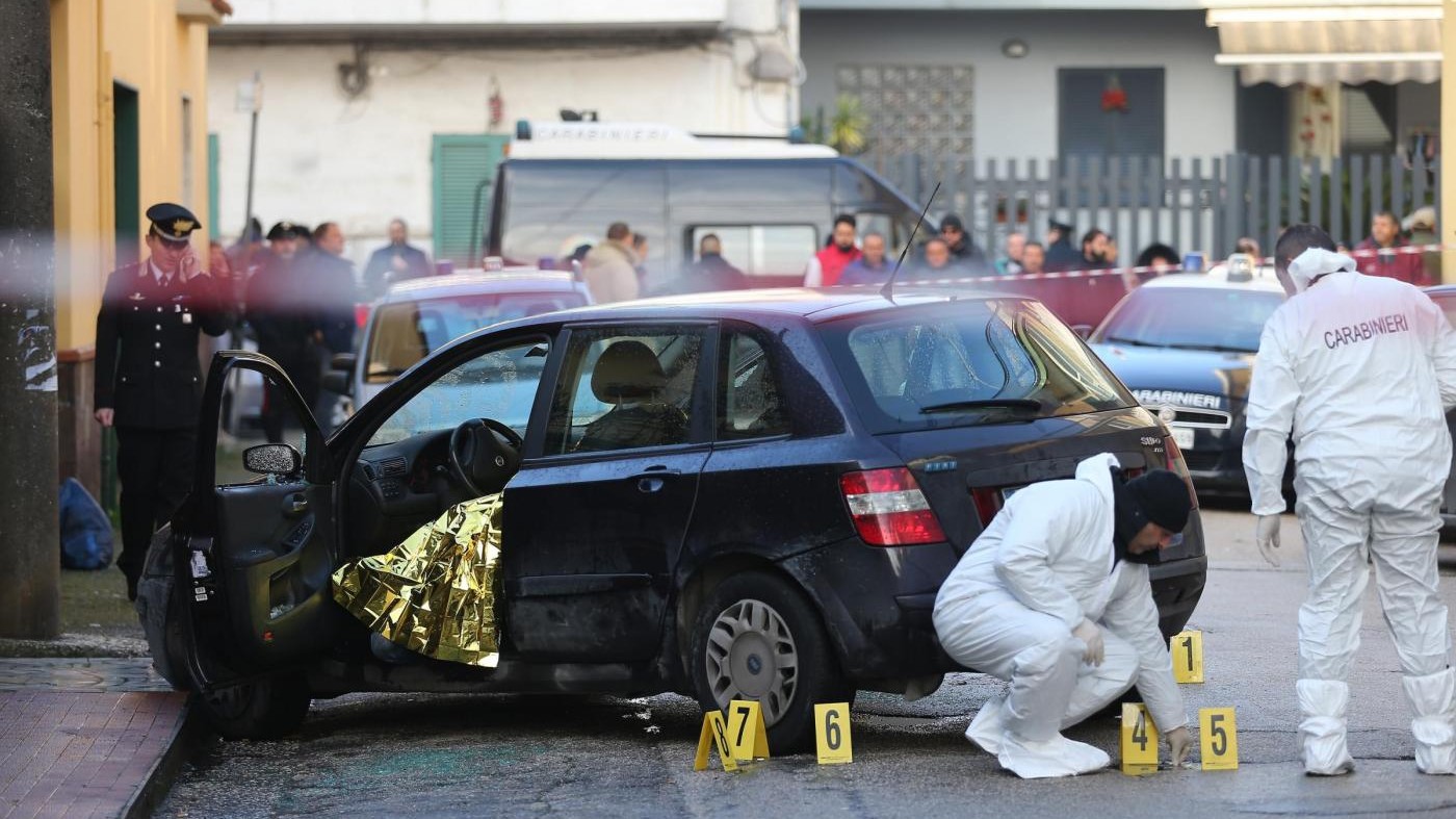 Napoli, agguato ad Afragola: ucciso 52enne, in auto anche figlio 11enne