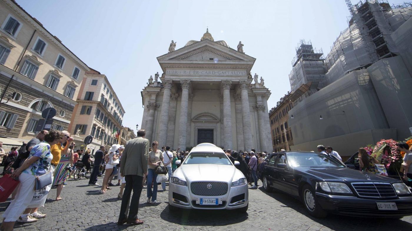 FOTO Roma, folla commossa ai funerali di Carla Fendi