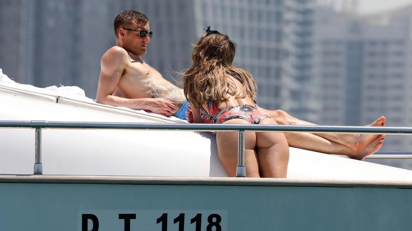 FOTO Il bomber Vardy sullo yatch con la sexy moglie a Dubai