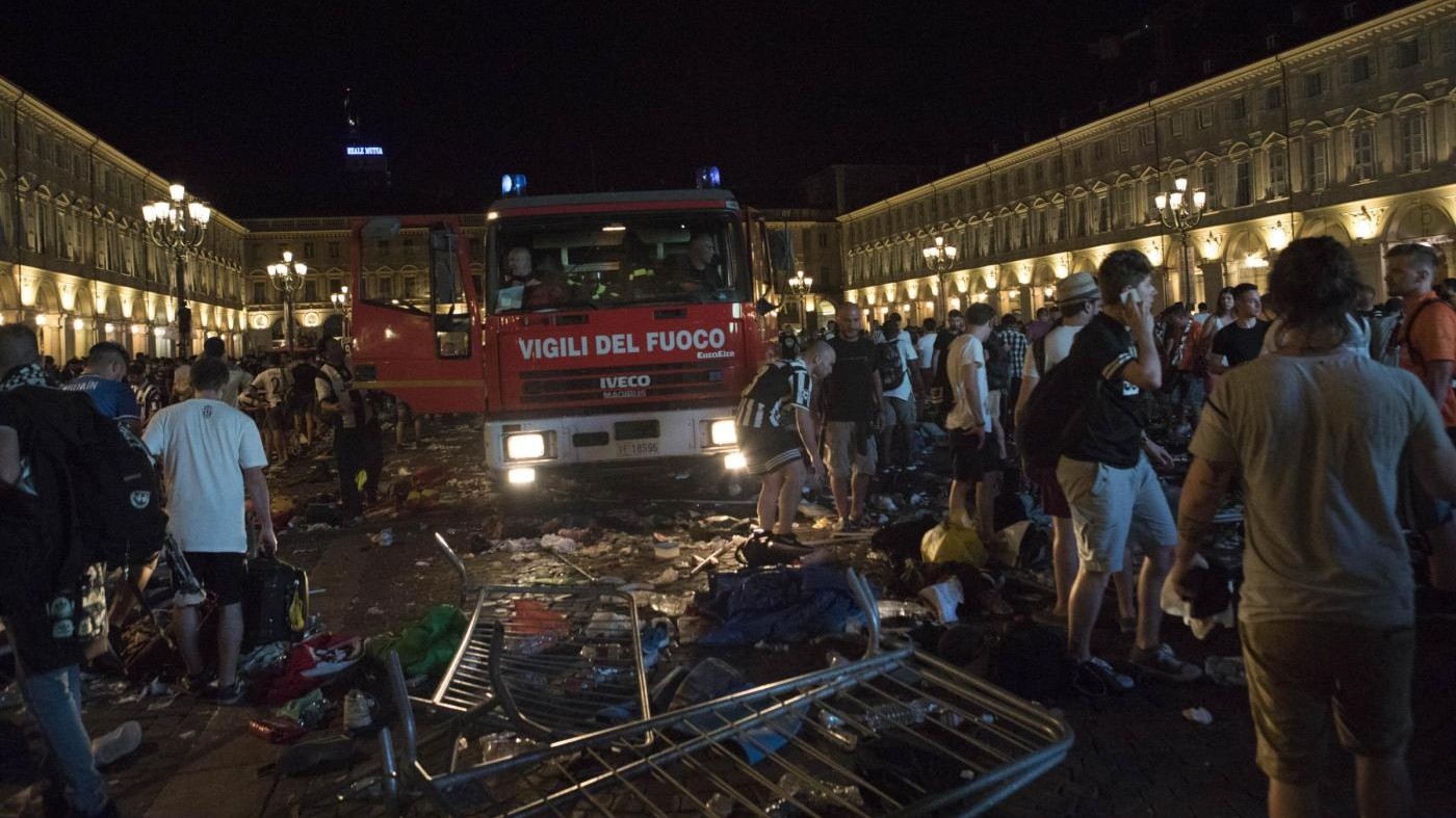 Torino, panico in piazza San Carlo: folla in fuga, centinaia di feriti