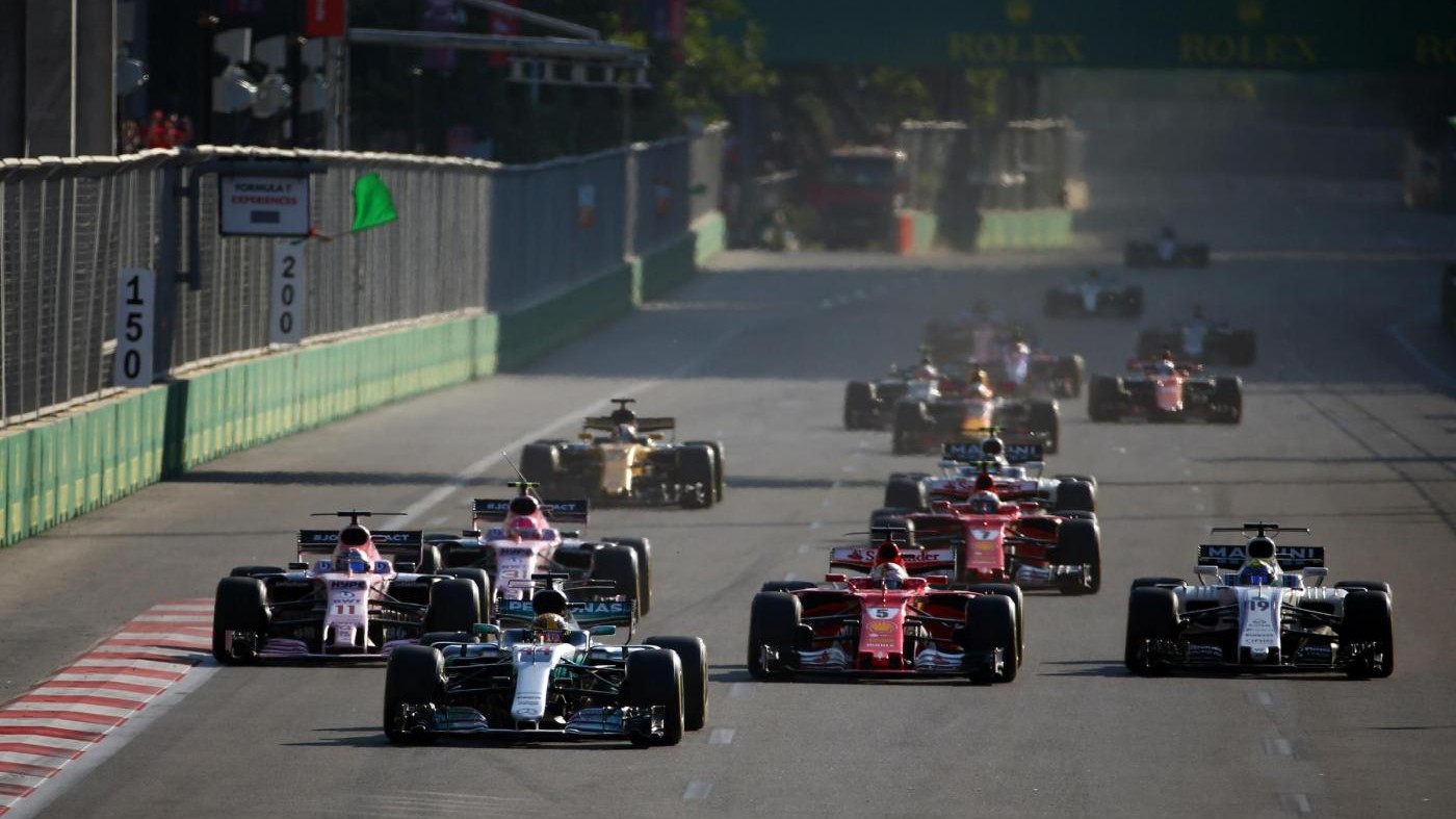 FOTO Ricciardo vince al Gp di Baku, scintille Hamilton-Vettel