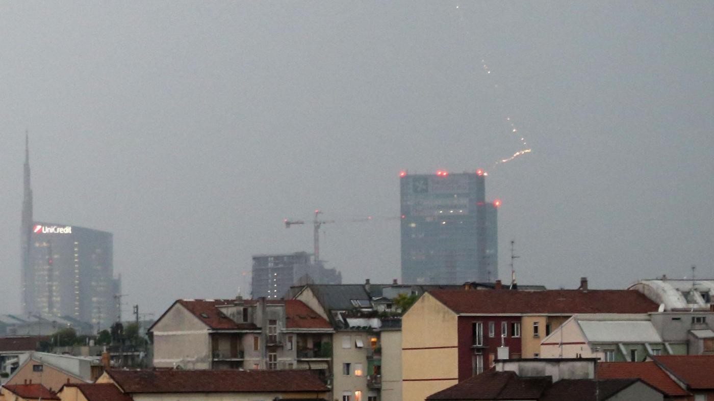 FOTO Milano, fulmine sopra il Palazzo della Regione