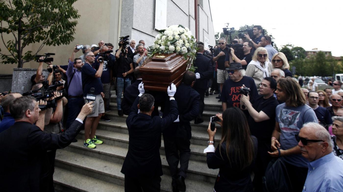 FOTO Milano, vip in lacrime ai funerali di Paolo Limiti
