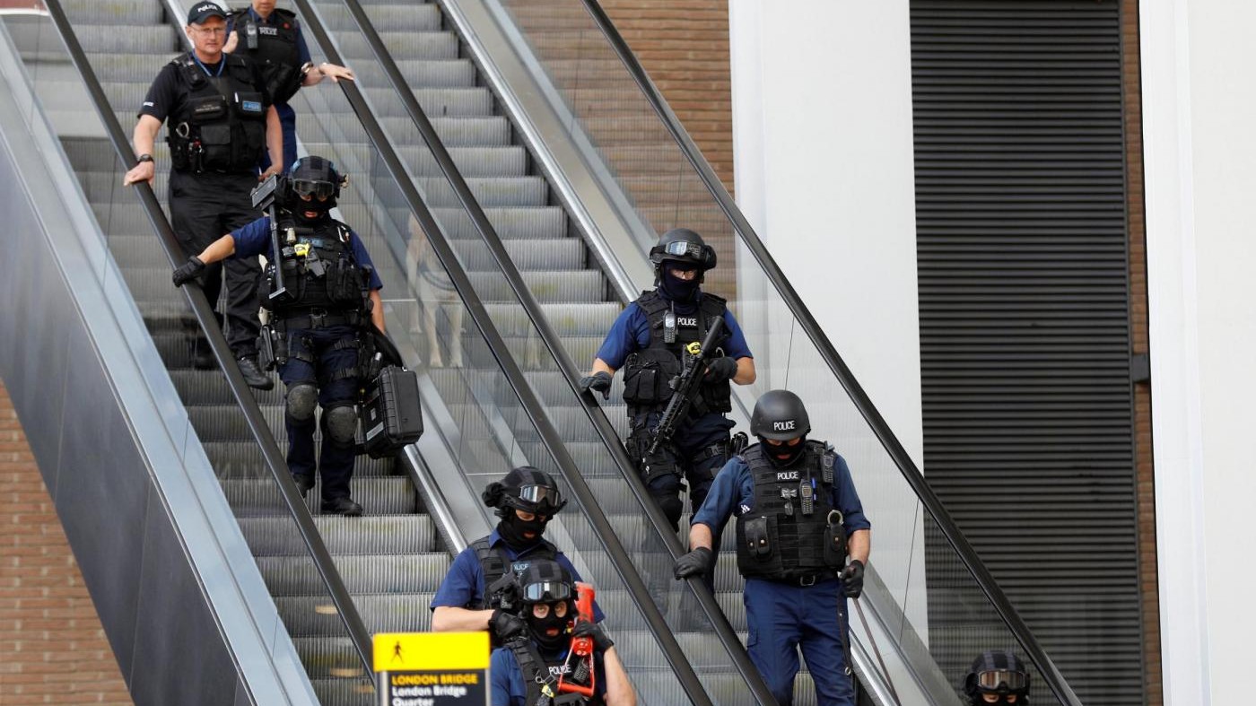 Londra, nuovi blitz polizia: altri fermi. Isis rivendica attentato