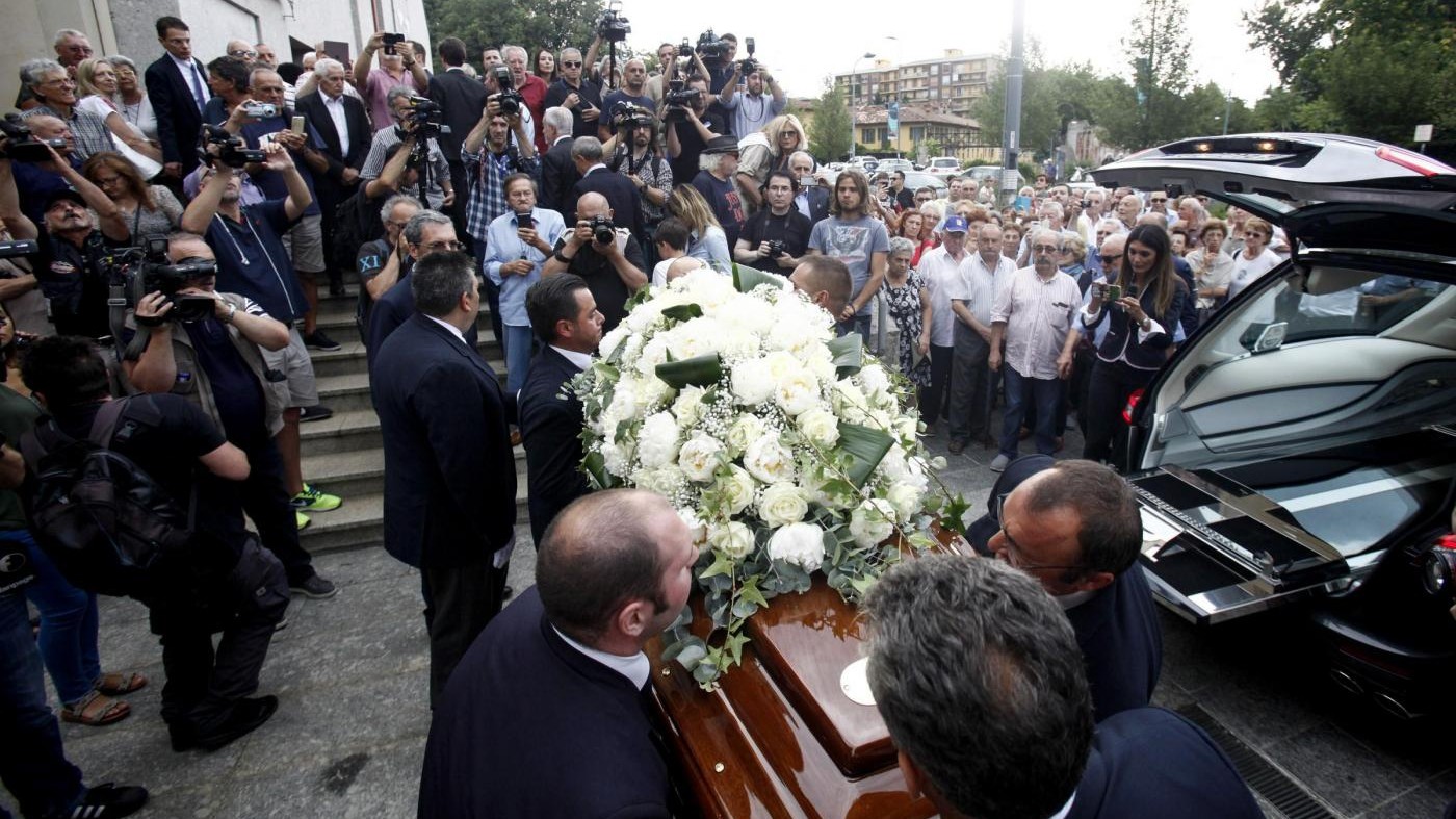 FOTO Milano, vip in lacrime ai funerali di Paolo Limiti