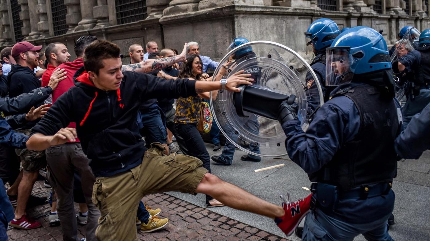FOTO Tensioni tra Casa Pound e centri sociali a Palazzo Marino