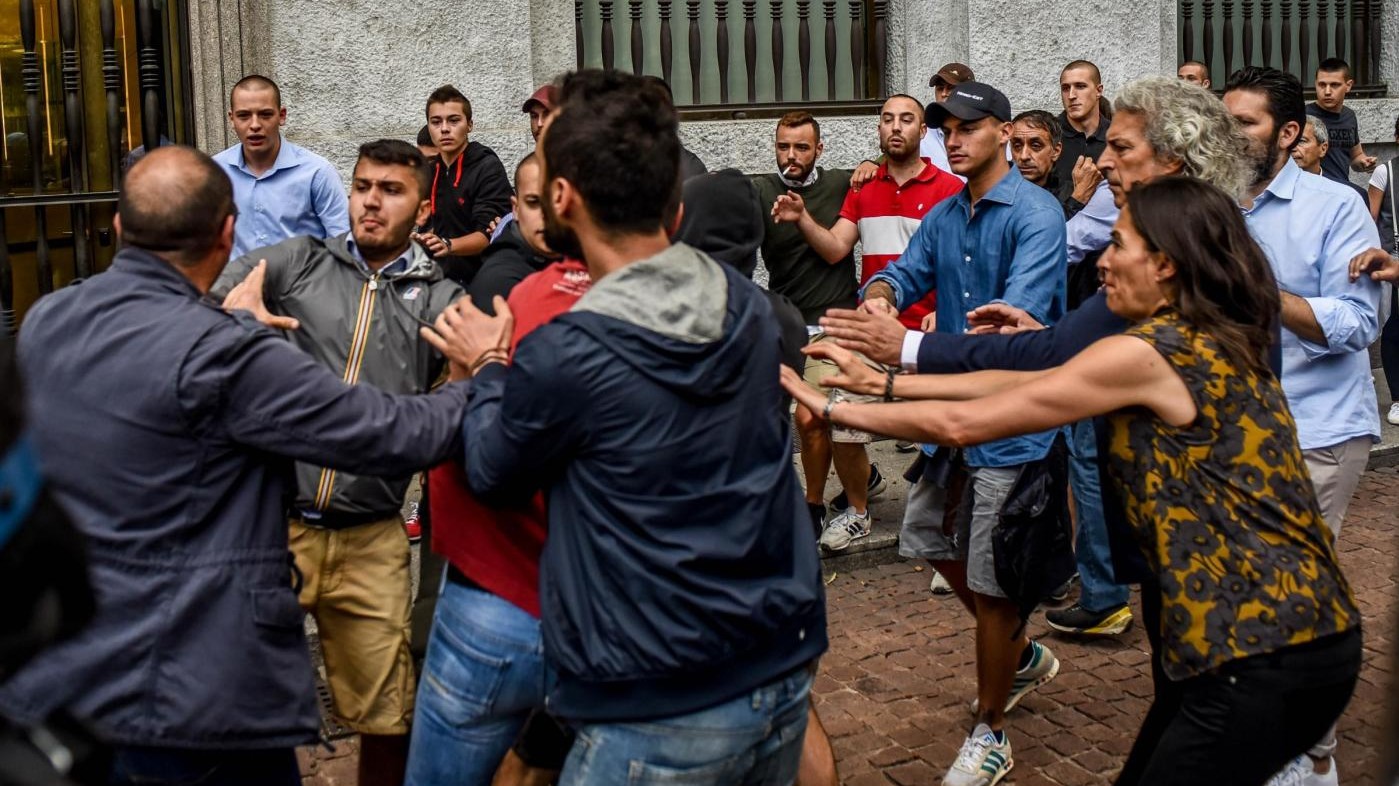 FOTO Tensioni tra Casa Pound e centri sociali a Palazzo Marino