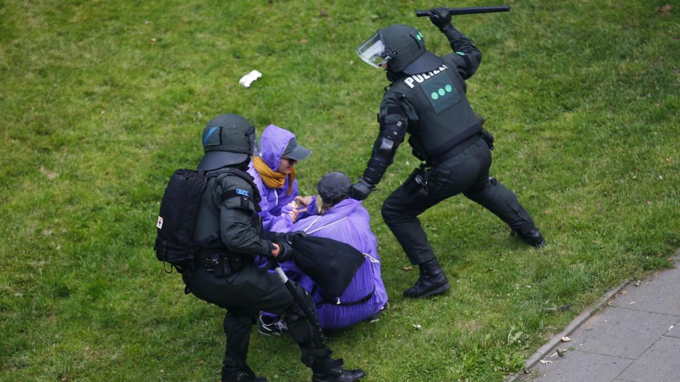 FOTO G20, proteste e scontri ad Amburgo. Polizia chiede rinforzi