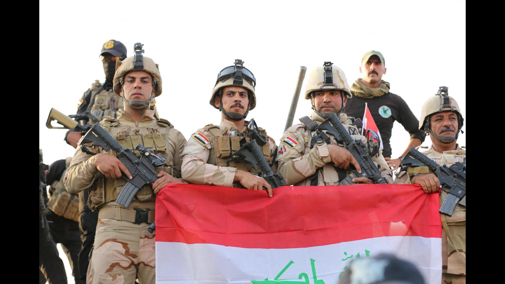 Iraq, i soldati festeggiano la liberazione di Mosul