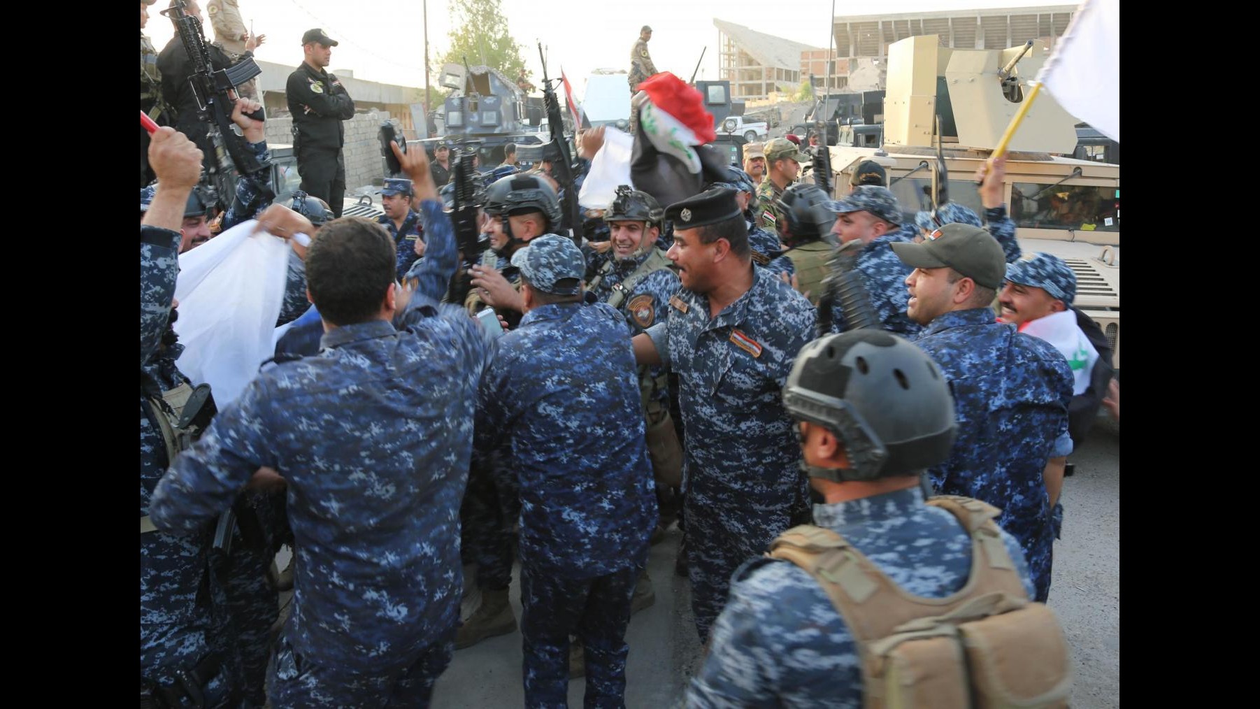 Iraq, i soldati festeggiano la liberazione di Mosul