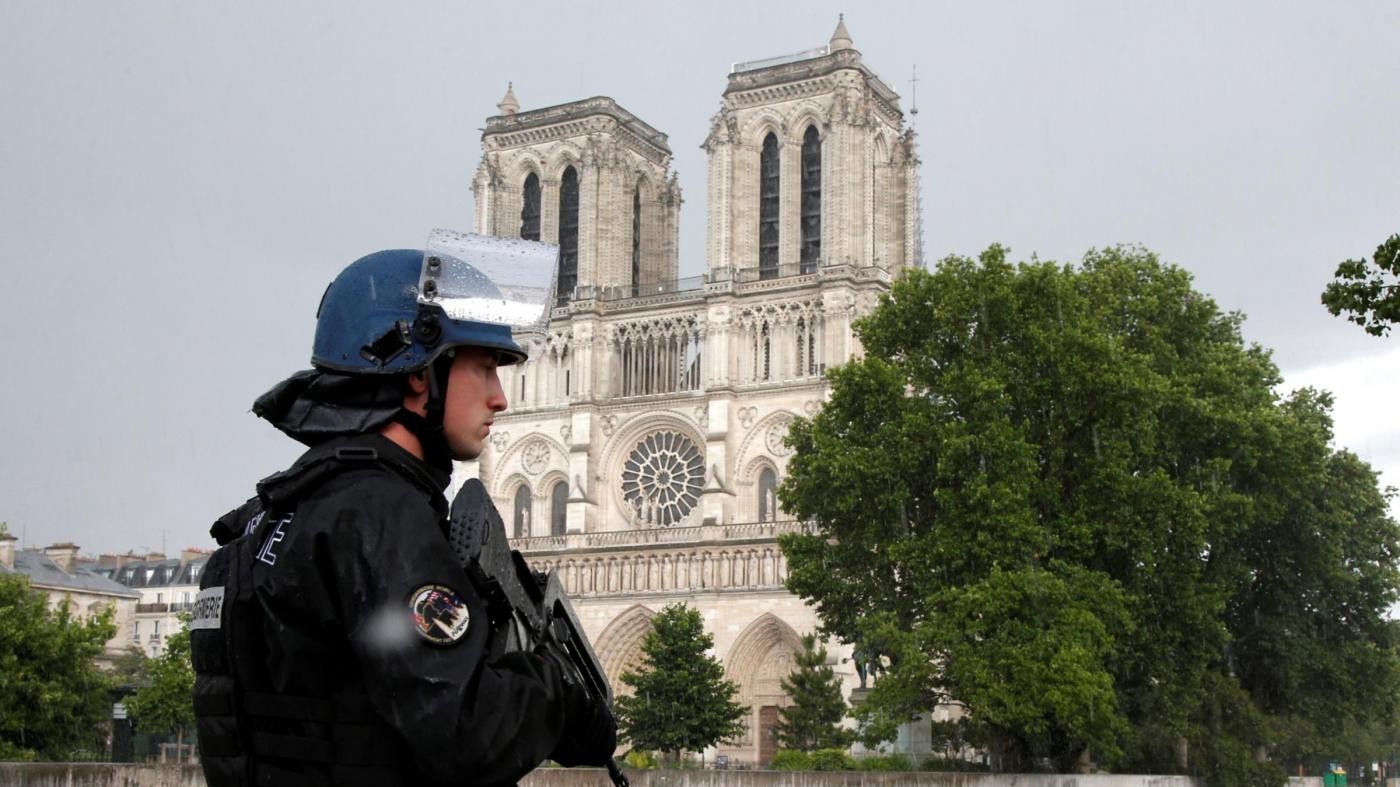 Parigi, assalta poliziotti col martello: Sono dell’Isis