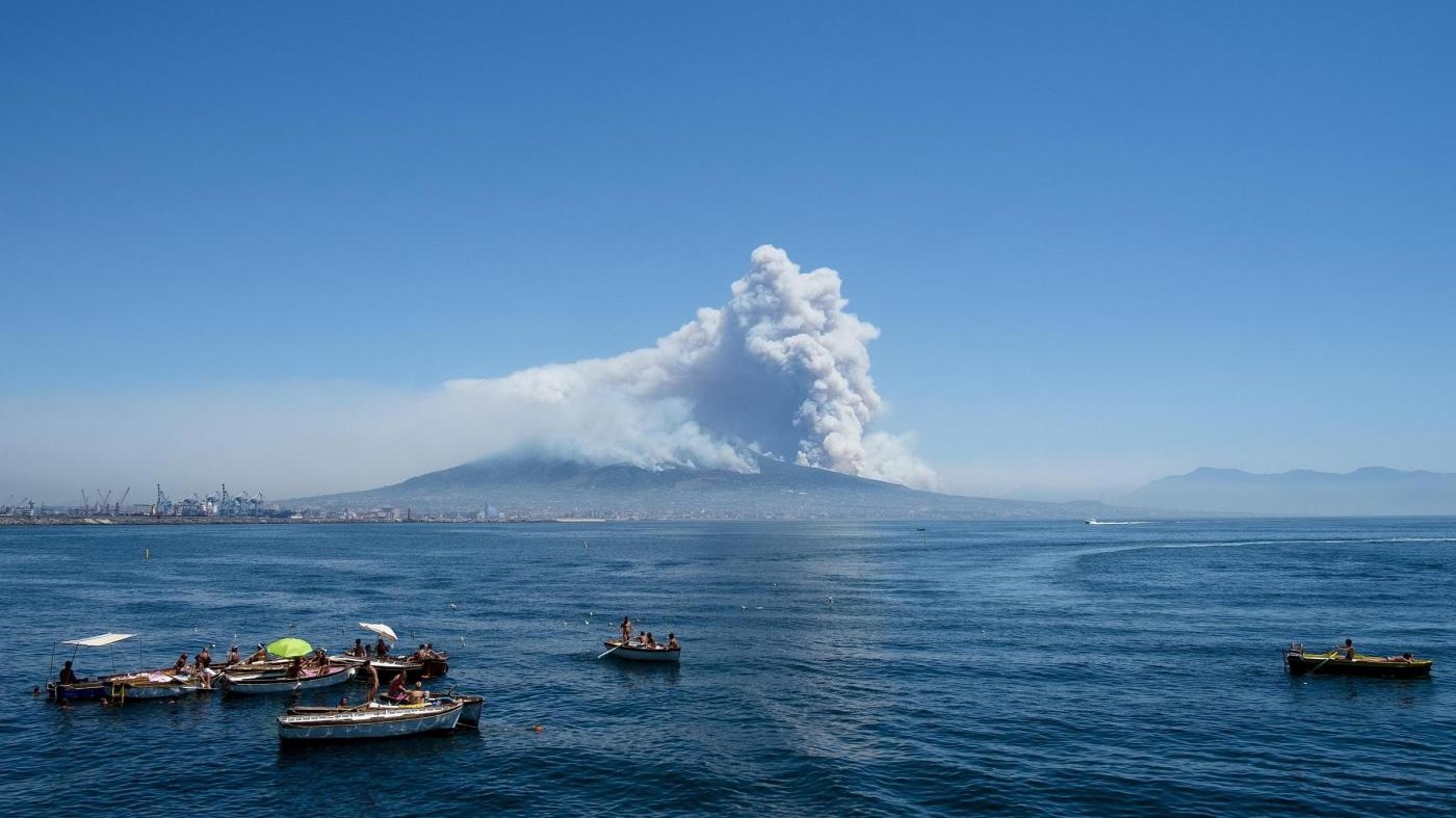 FOTO Vesuvio in fiamme: l’incendio sembra una vera eruzione