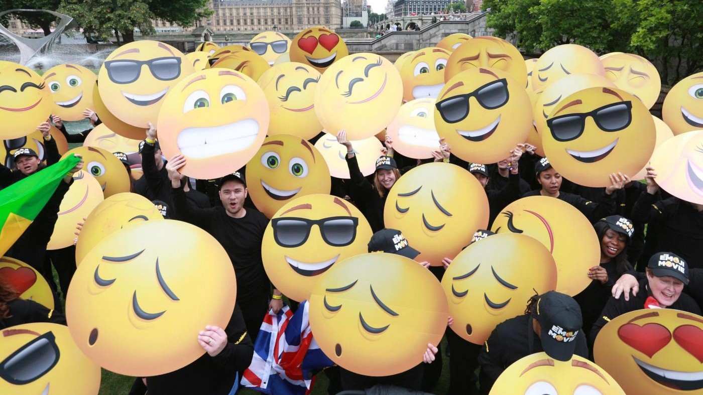 World Emoji Day: in tutto il mondo i fan si vestono da emoticon