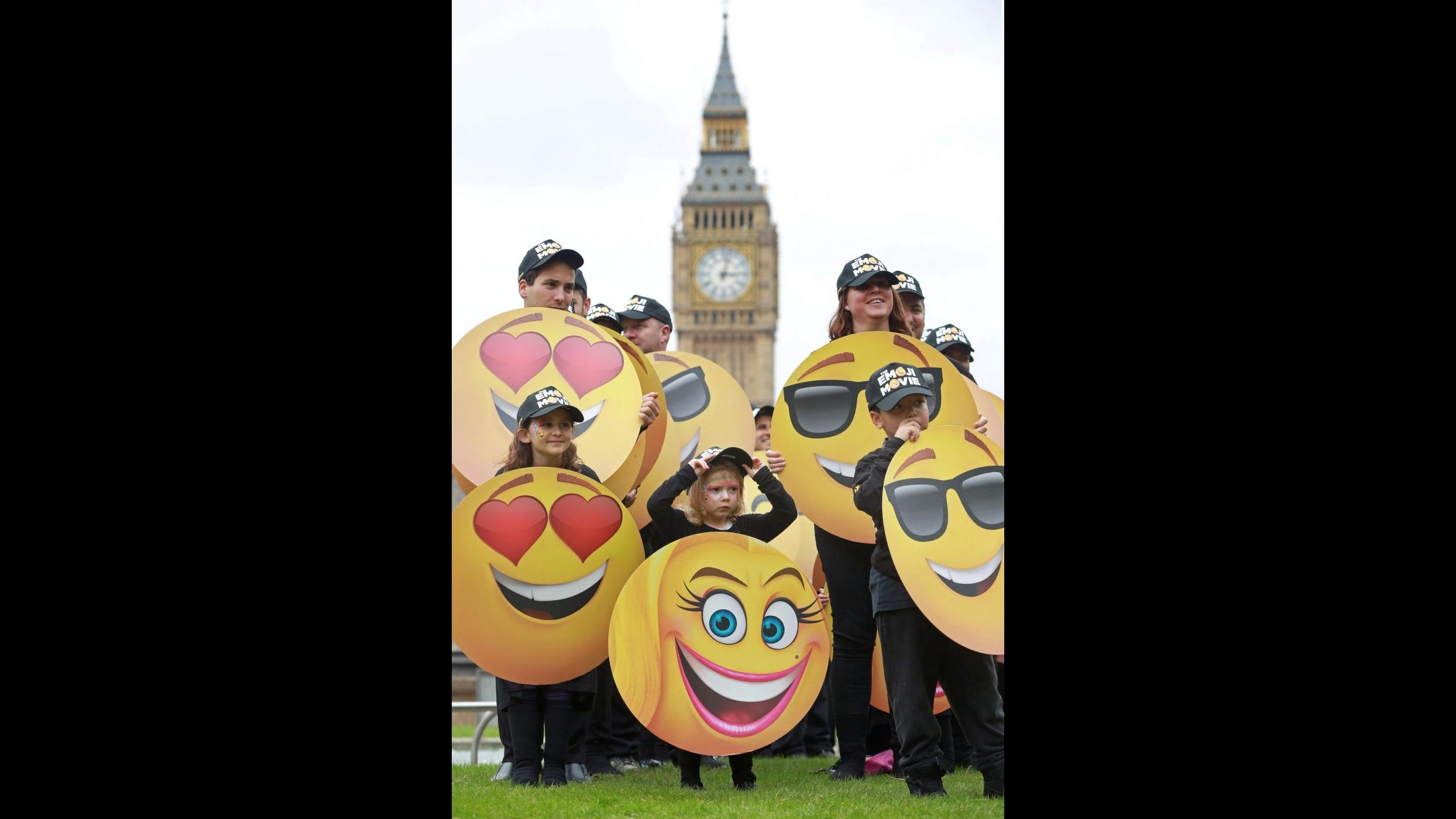 World Emoji Day: in tutto il mondo i fan si vestono da emoticon