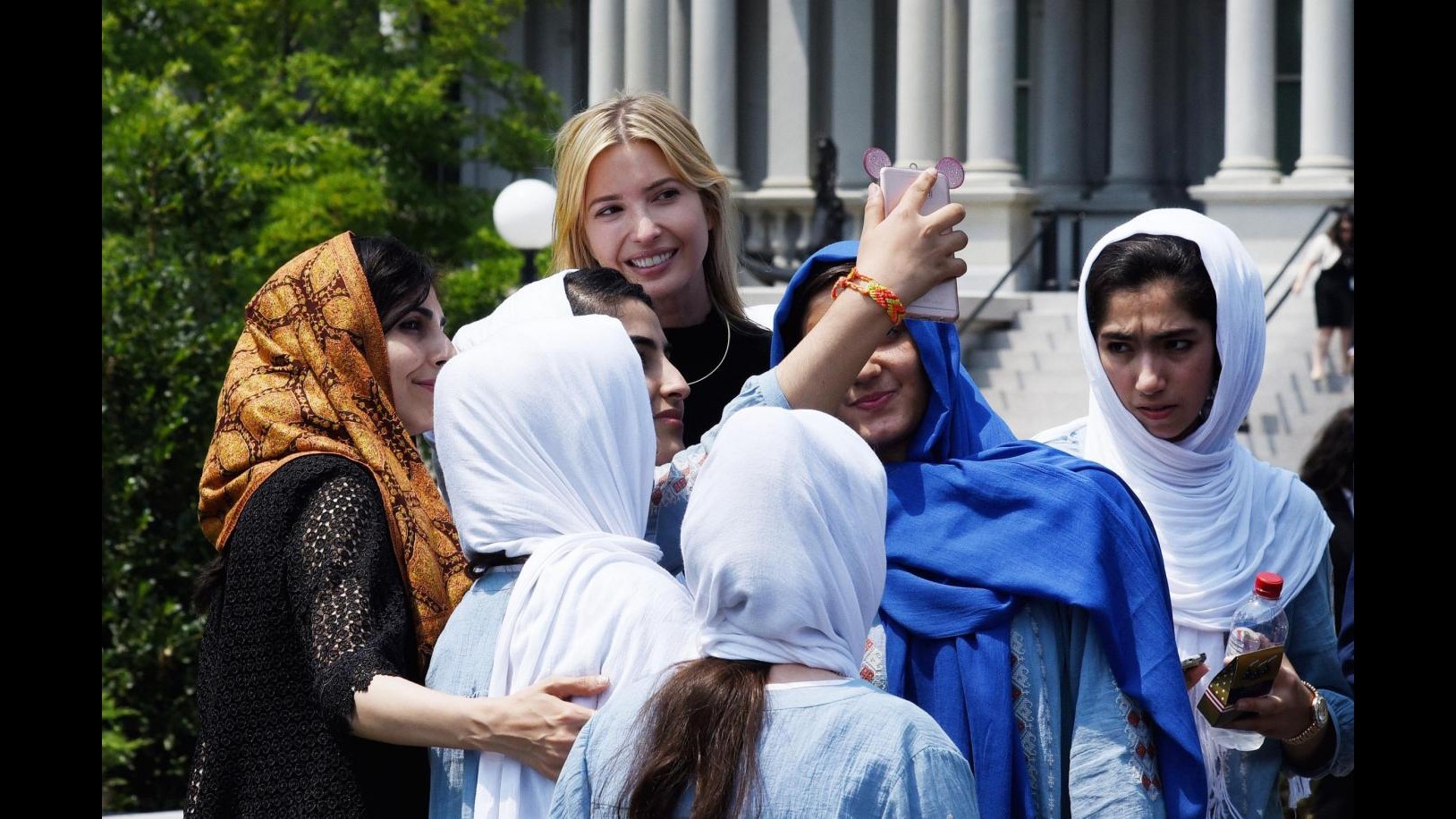 Casa Bianca, i selfie di Ivanka Trump con le studentesse musulmane