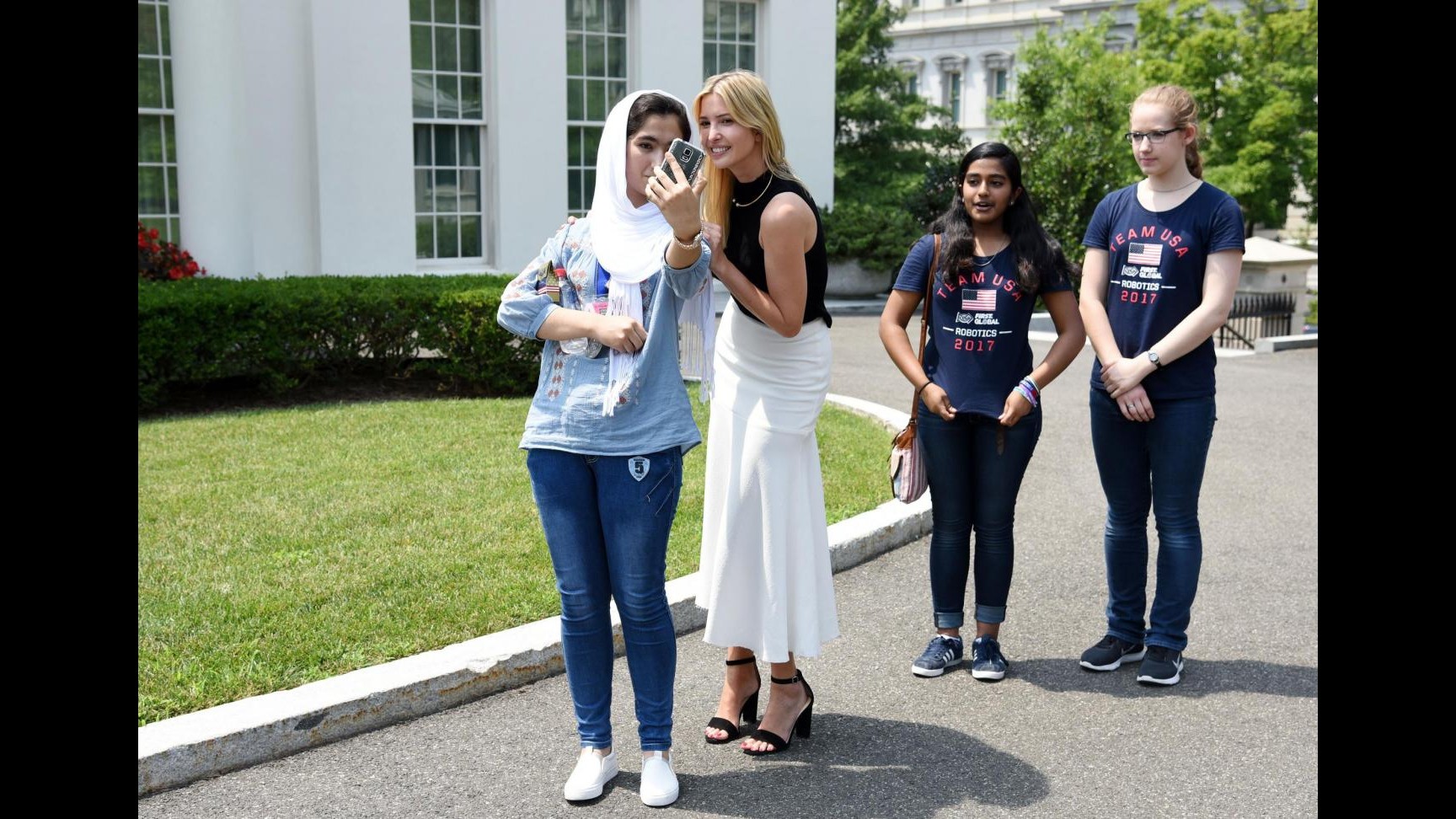Casa Bianca, i selfie di Ivanka Trump con le studentesse musulmane