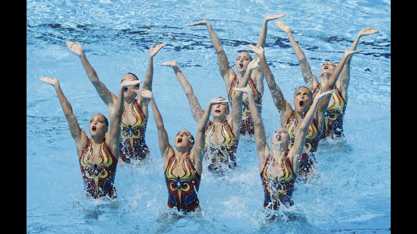 Mondiali di Budapest, le atlete di nuoto sincronizzato a squadre ballano sull’acqua