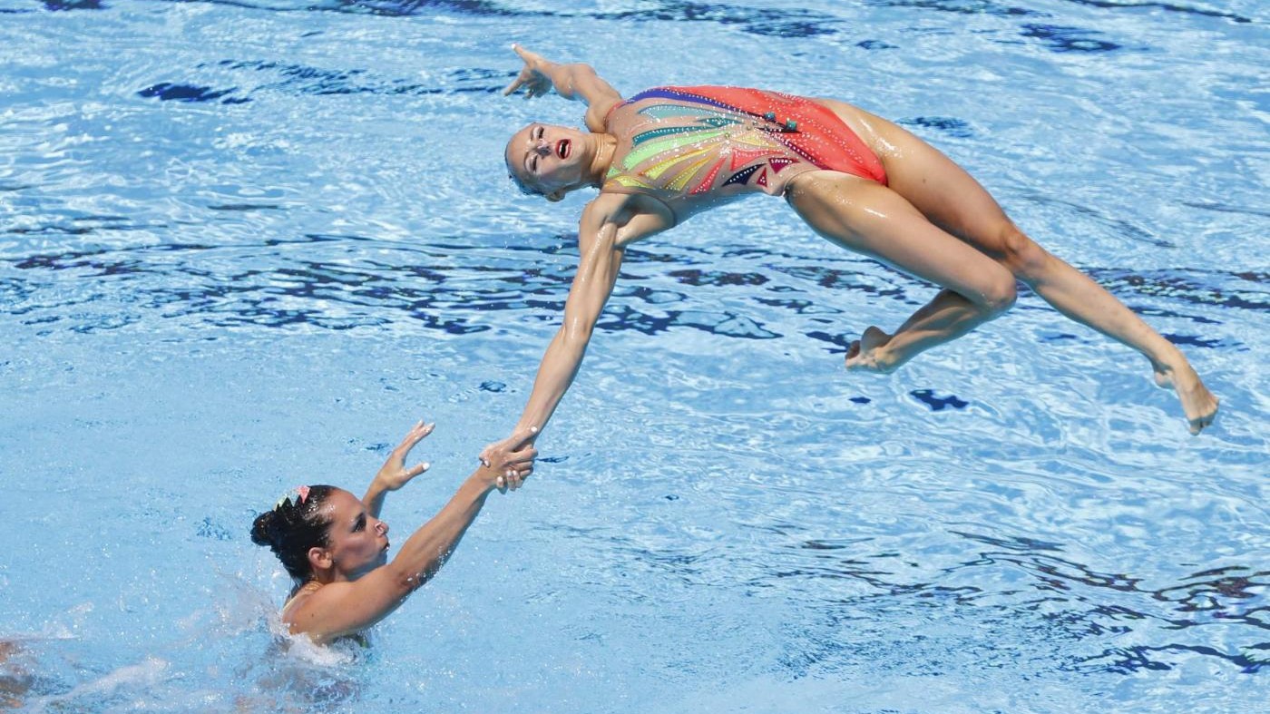 Mondiali di Budapest, le atlete di nuoto sincronizzato a squadre ballano sull’acqua