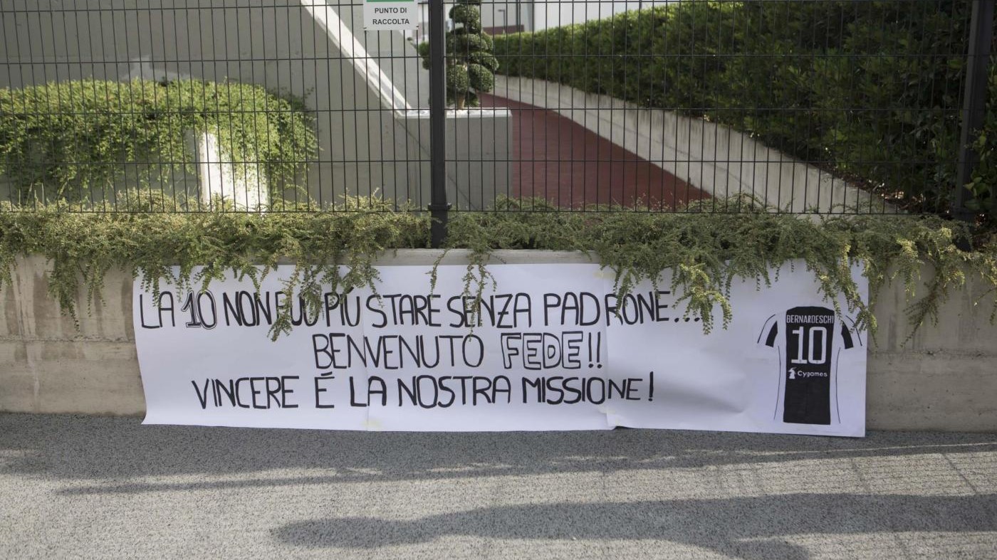 FOTO Bernardeschi alla Juve: l’assalto dei fan al J Medical