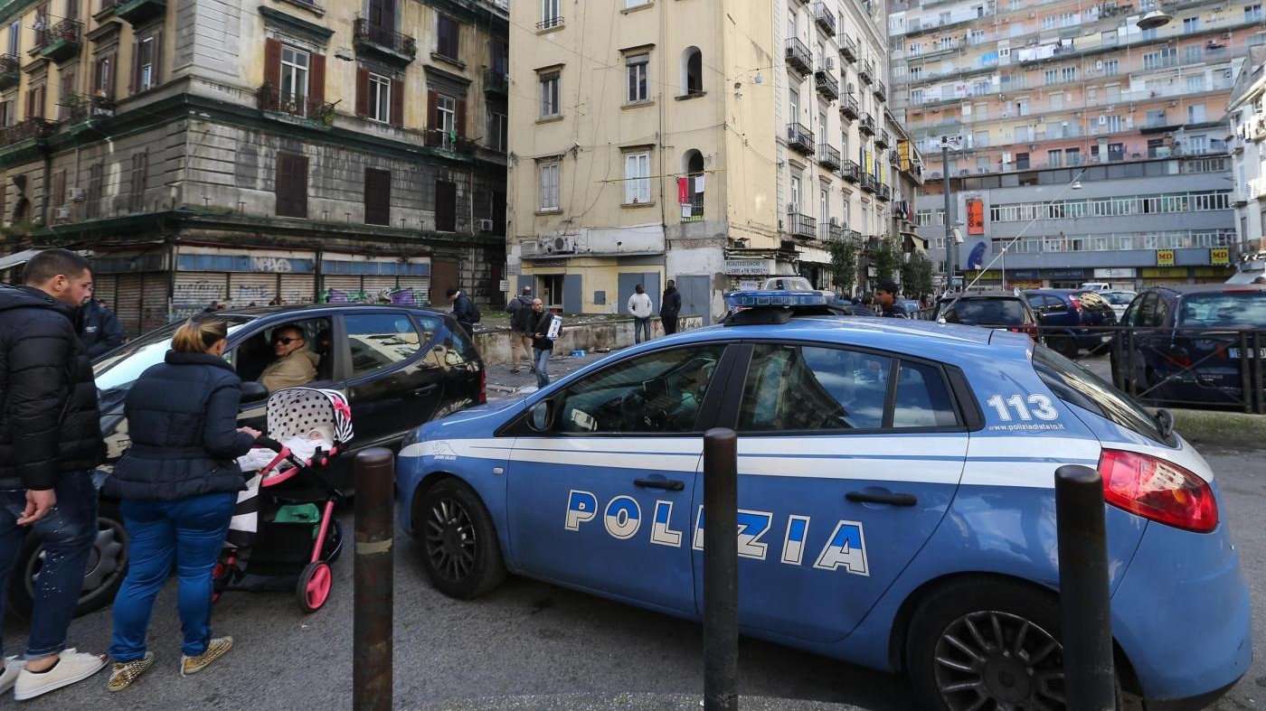 Napoli, panico per un uomo con coltello in metro