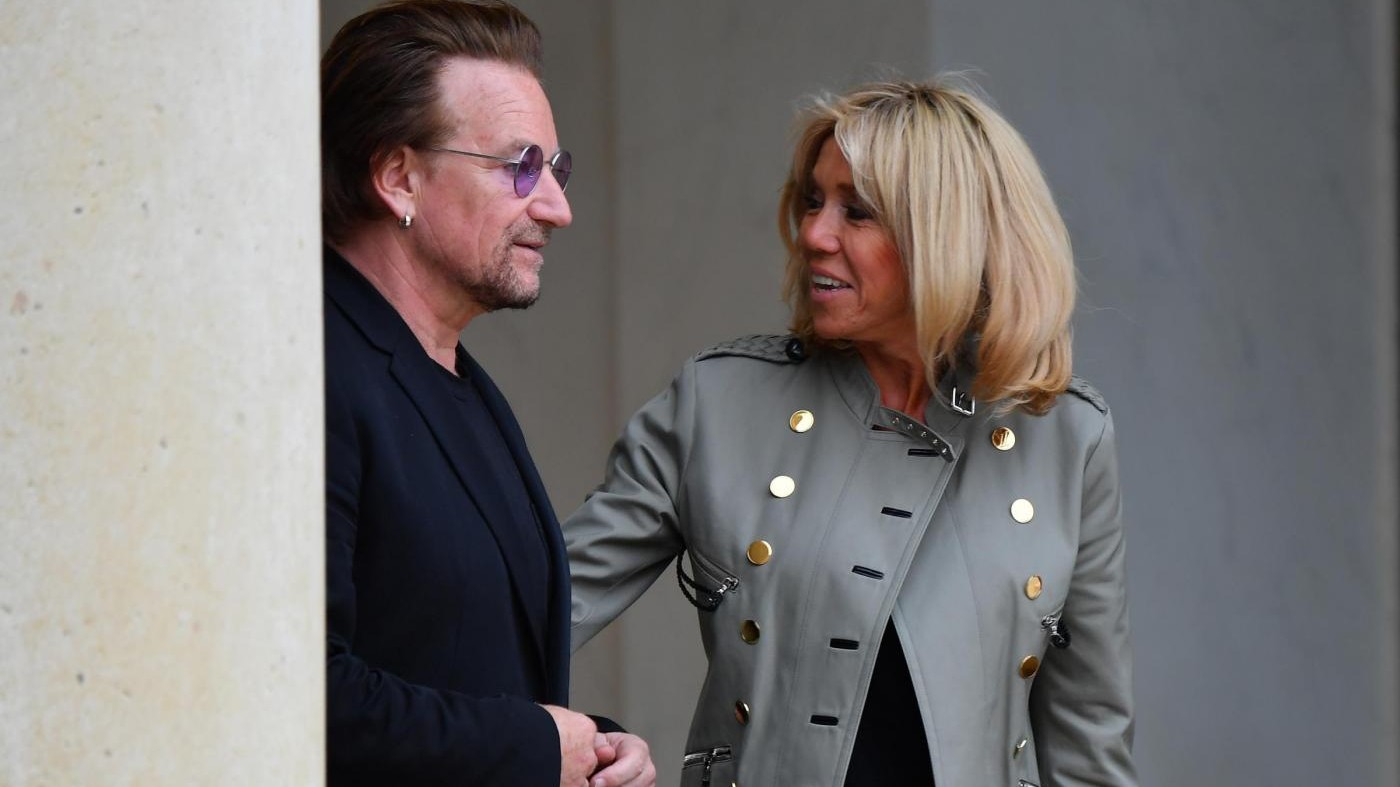 FOTO La first lady Brigitte Macron incontra Bono Vox a Parigi