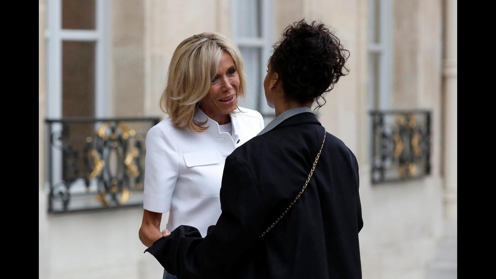 FOTO Parigi, Rihanna incontra Brigitte Macron: la première dame e la popstar a confronto
