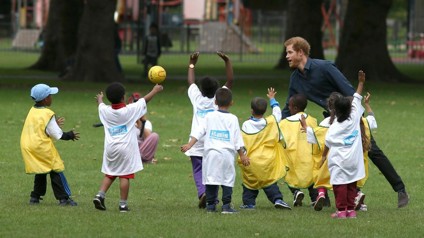 FOTO Il principe Harry visita un centro estivo e dimostra che sarà un perfetto papà