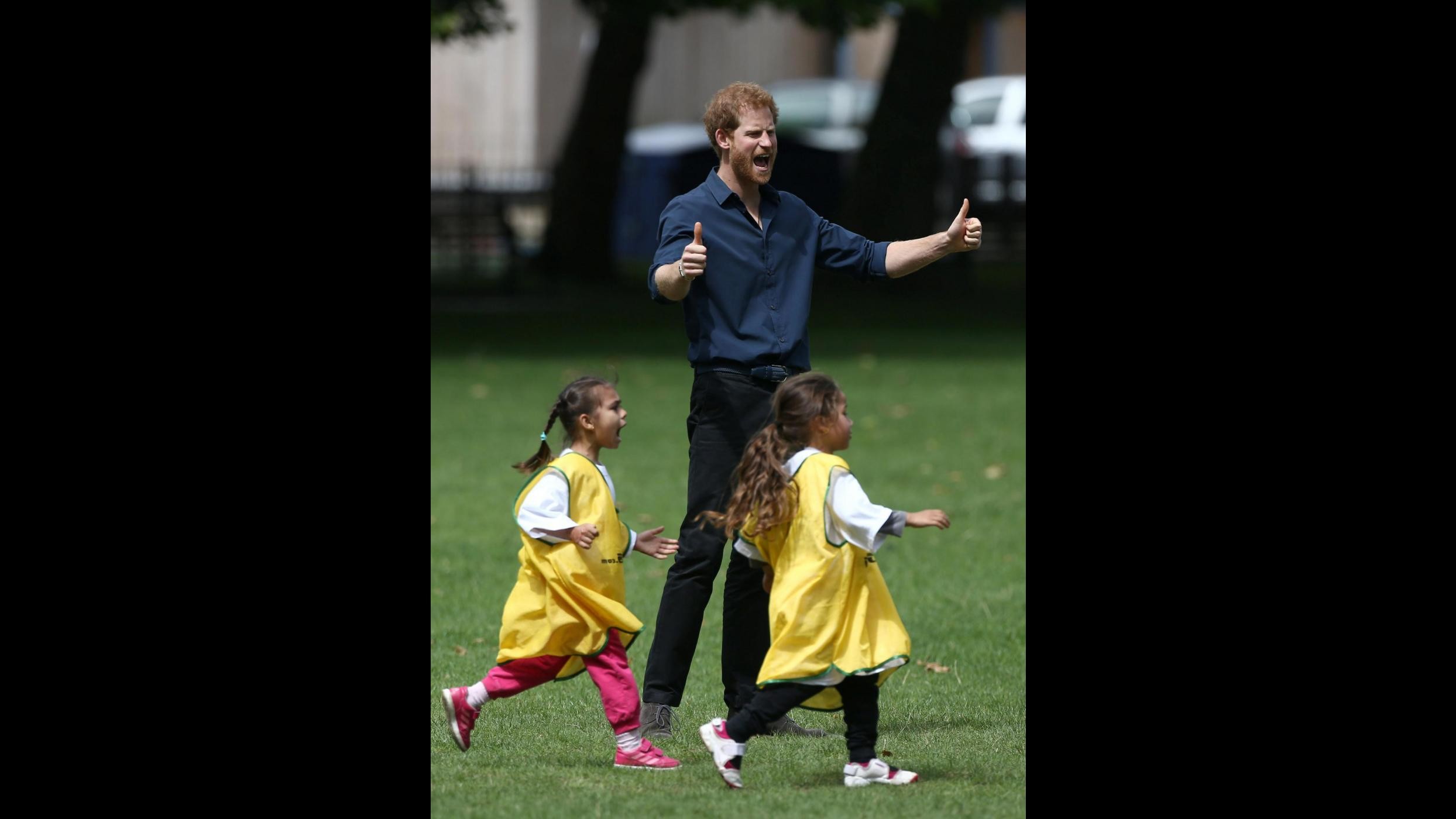 FOTO Il principe Harry visita un centro estivo e dimostra che sarà un perfetto papà