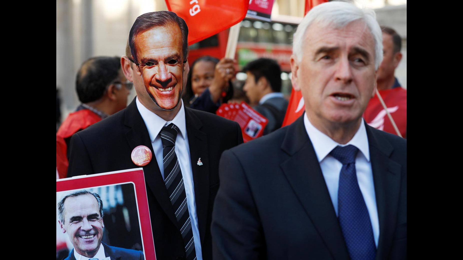 Sciopero storico alla Bank of England: la protesta in maschera