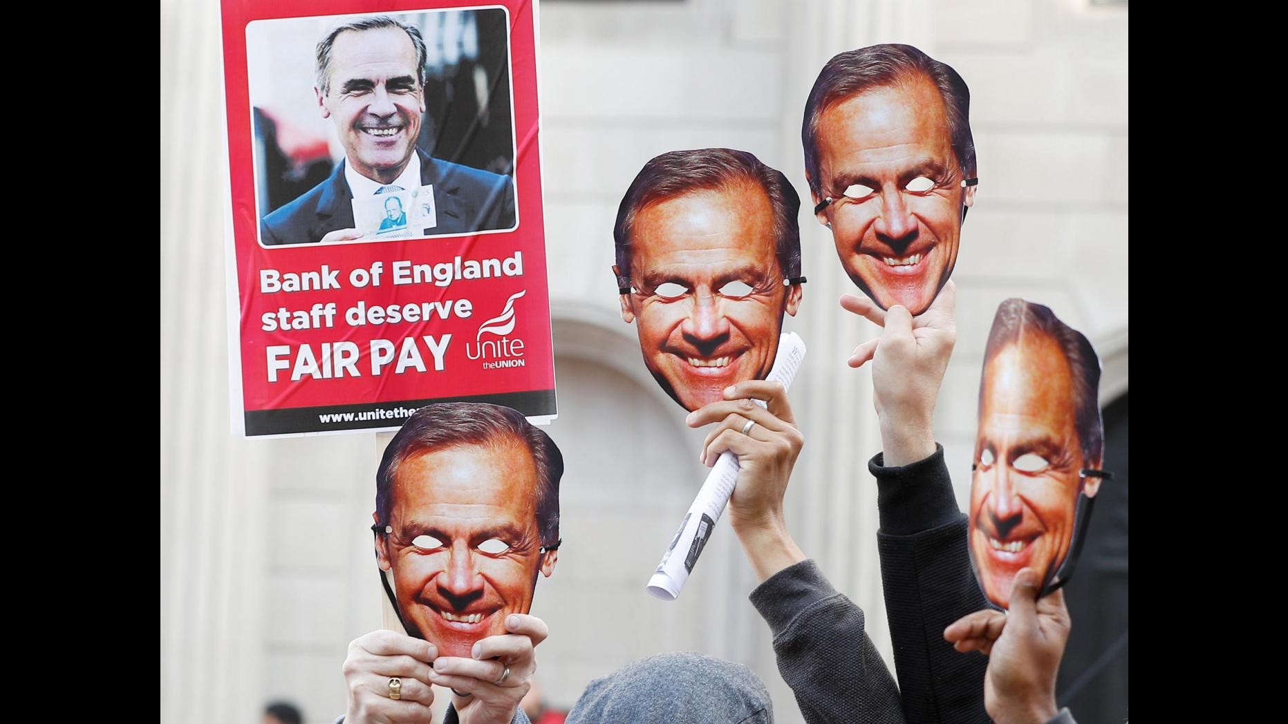 Sciopero storico alla Bank of England: la protesta in maschera