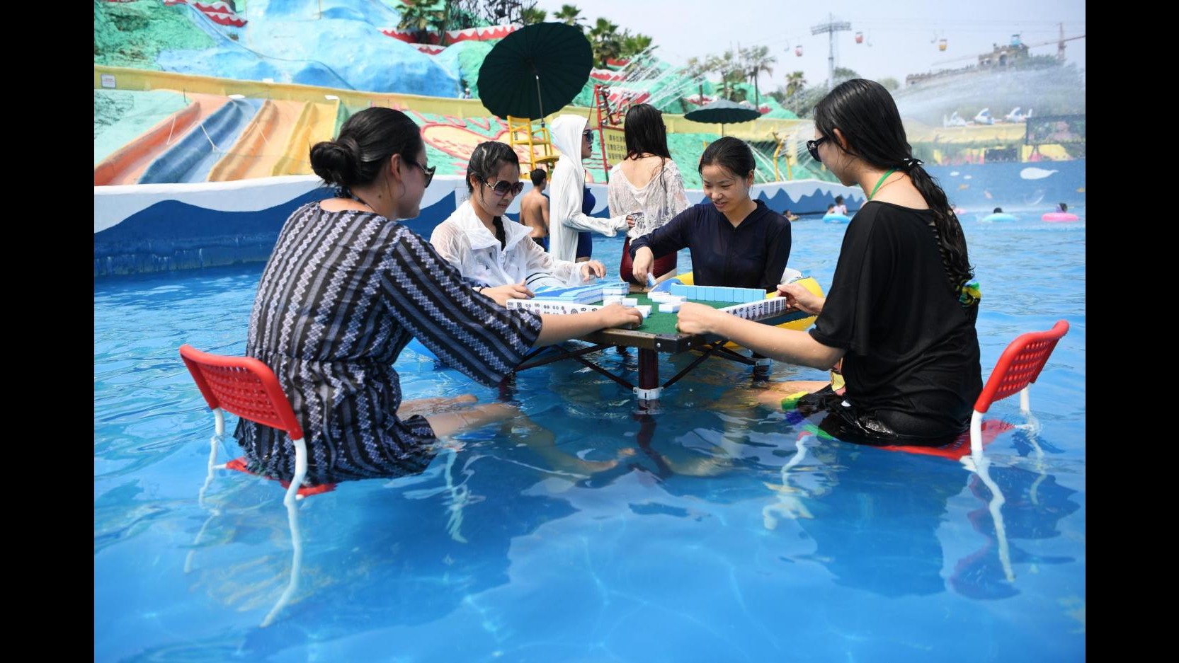 Cina, temperature oltre i 40 gradi: i giochi da tavolo si fanno in acqua