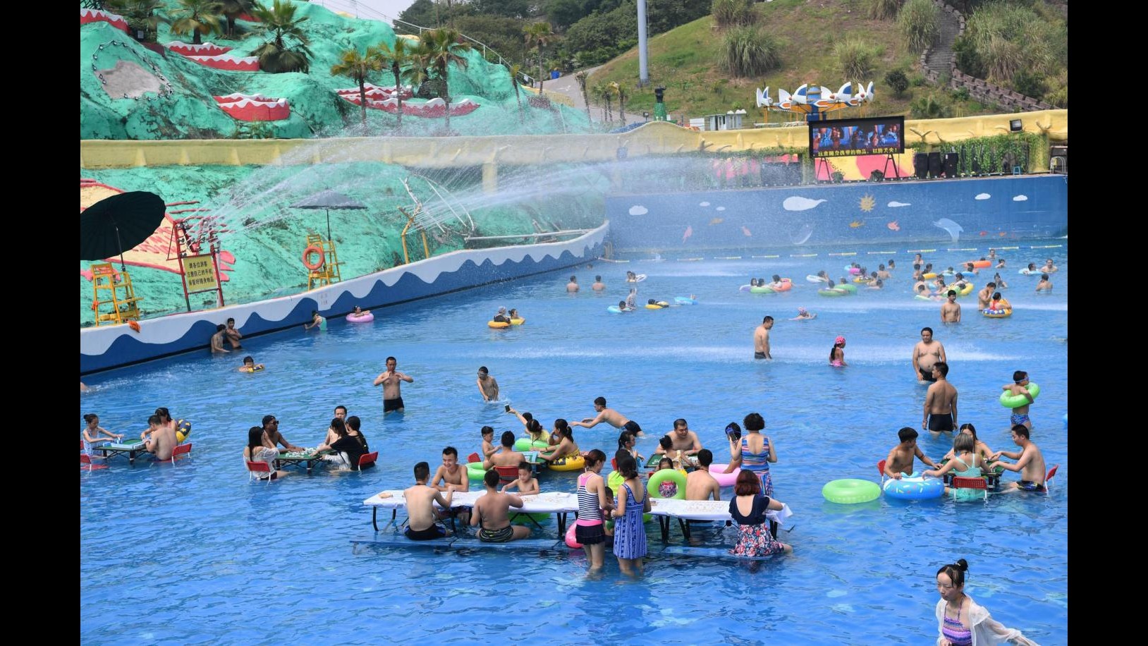 Cina, temperature oltre i 40 gradi: i giochi da tavolo si fanno in acqua