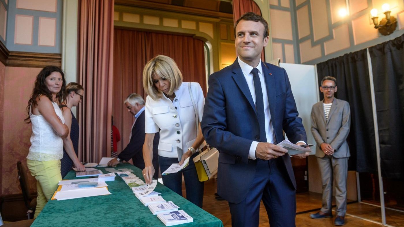 Legislative in Francia, media: Macron verso successo con il 30%