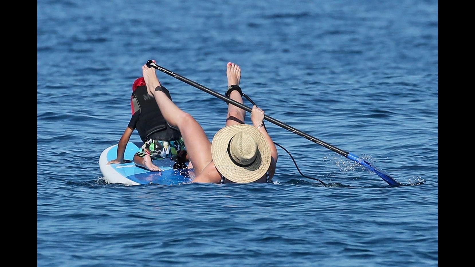 Il volo in acqua di Hilary Duff: mamma sportiva alle Hawaii