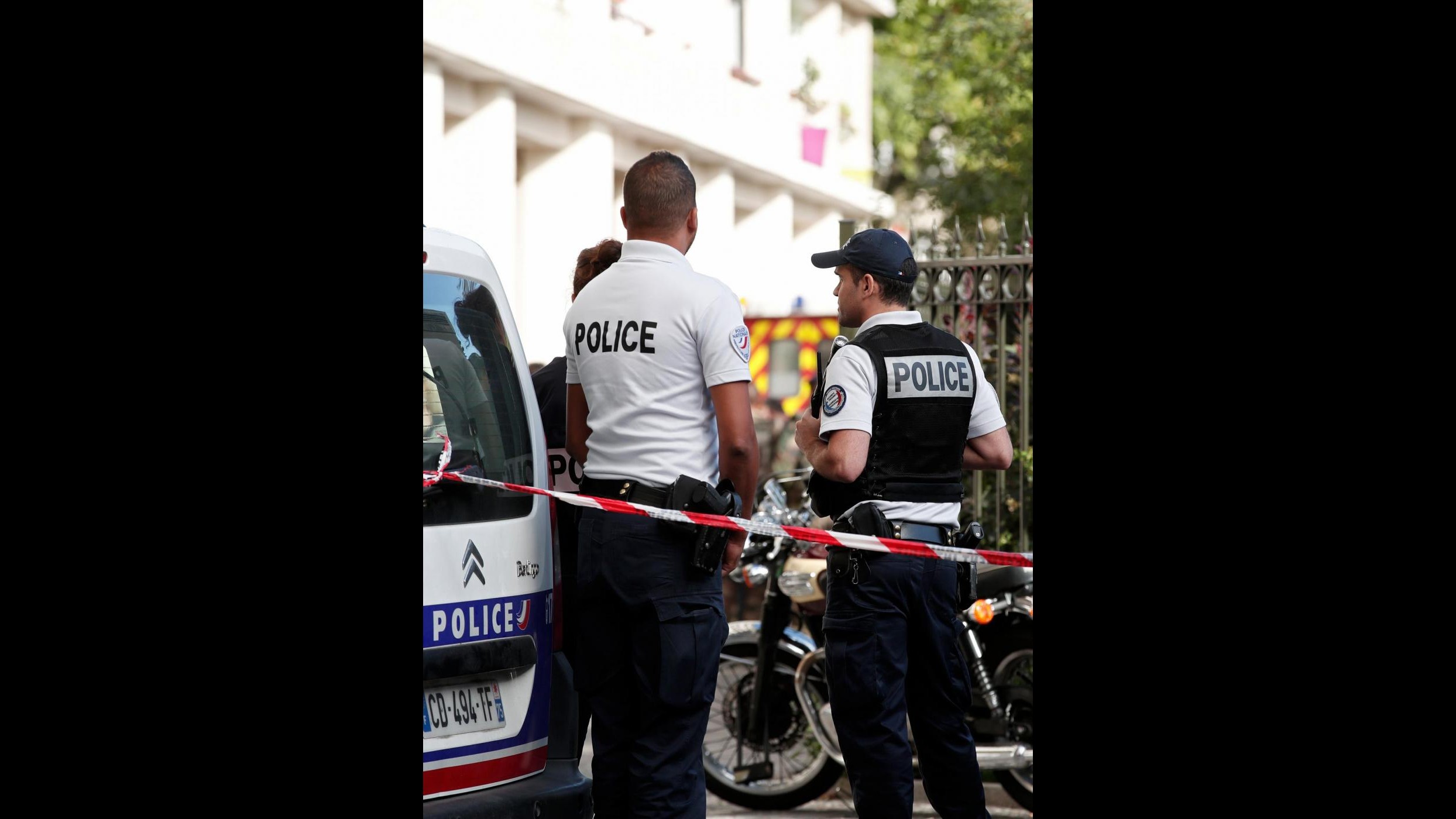 FOTO Parigi, auto travolge militari: si indaga per terrorismo
