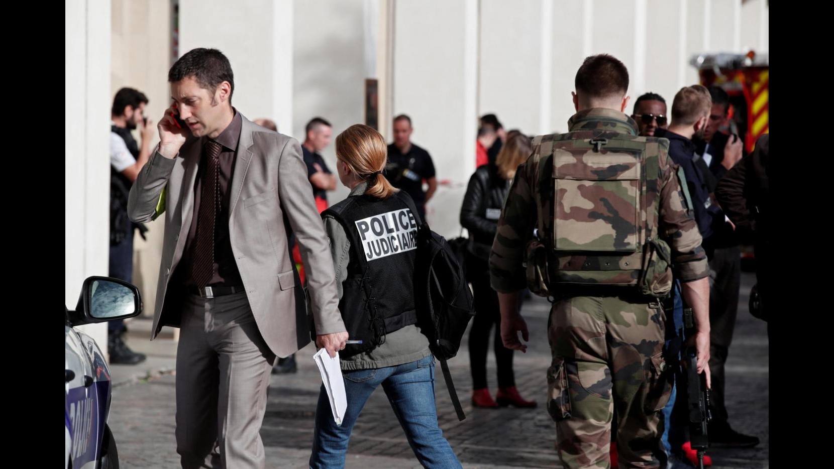 FOTO Parigi, auto travolge militari: si indaga per terrorismo