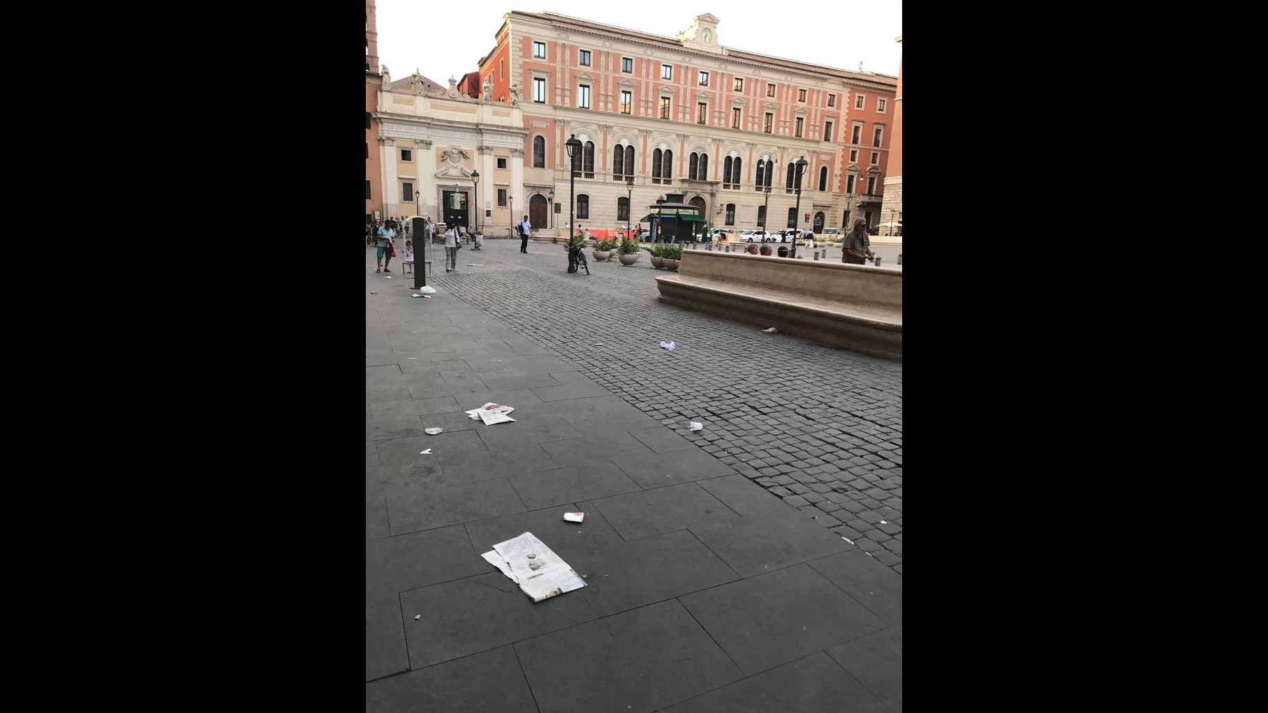 Roma, così piazza San Silvestro diventa una pattumiera
