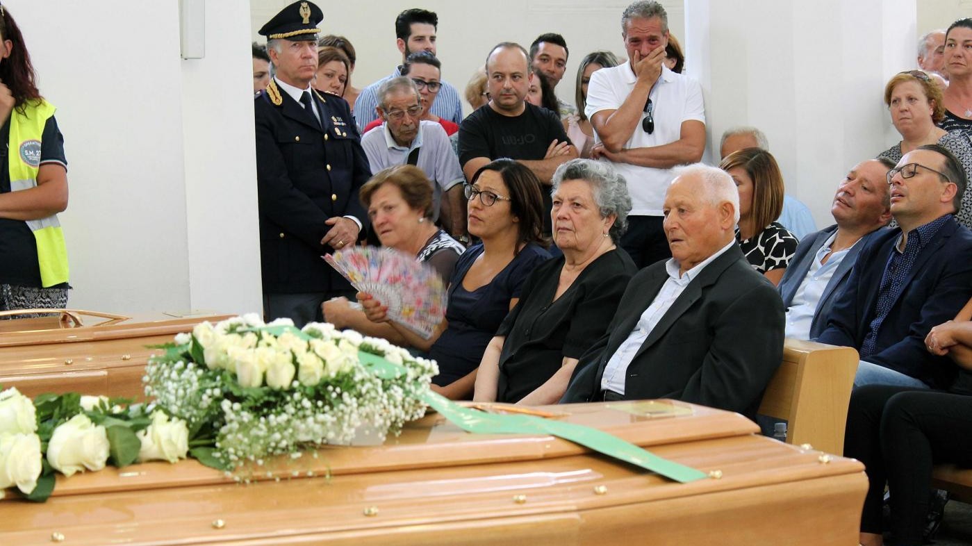 Foggia, funerali fratelli Luciani: uccisi perché testimoni scomodi