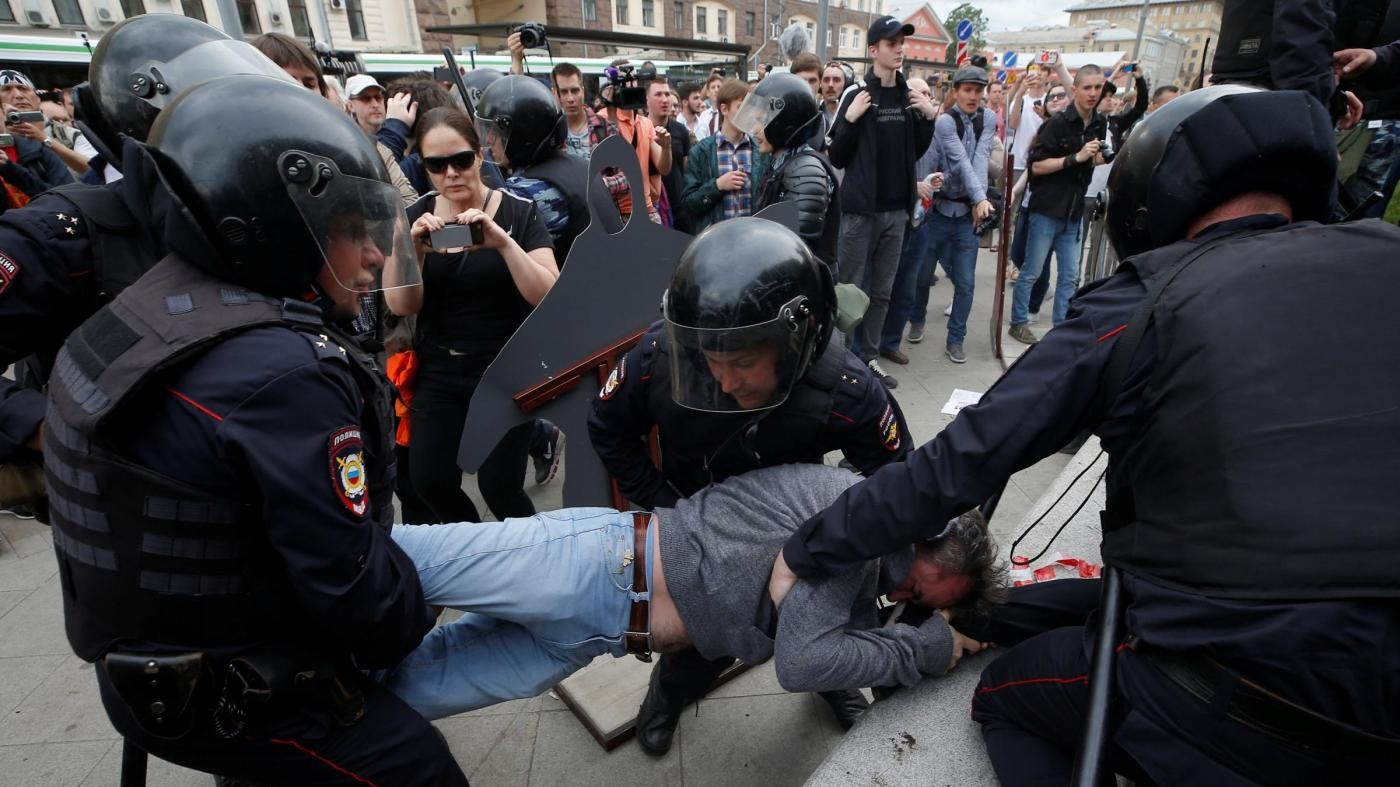 Russia, 1700 fermi a cortei anti Putin. Navalny condannato