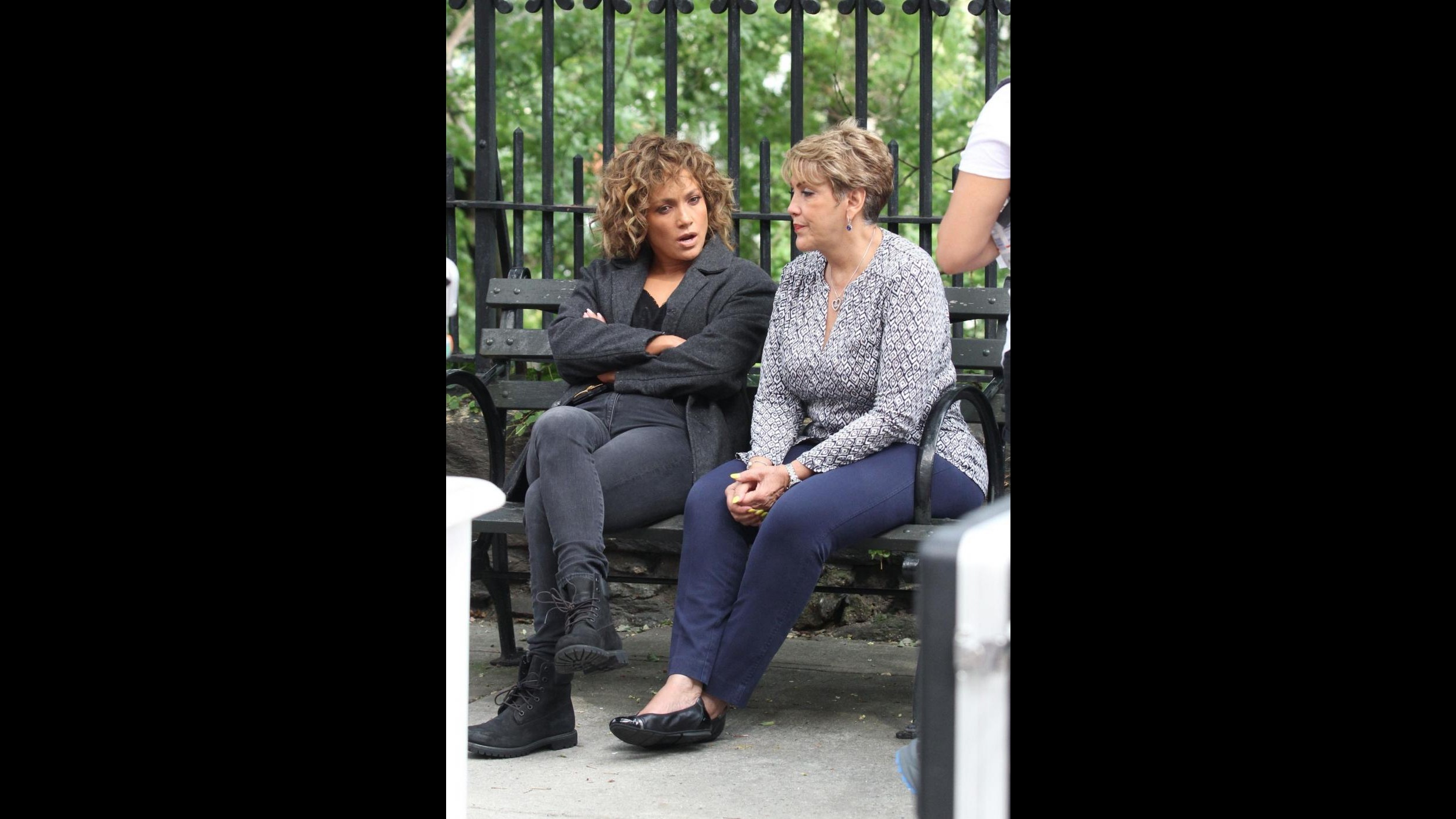 FOTO Jennifer Lopez splendida sul set con mamma e controfigura