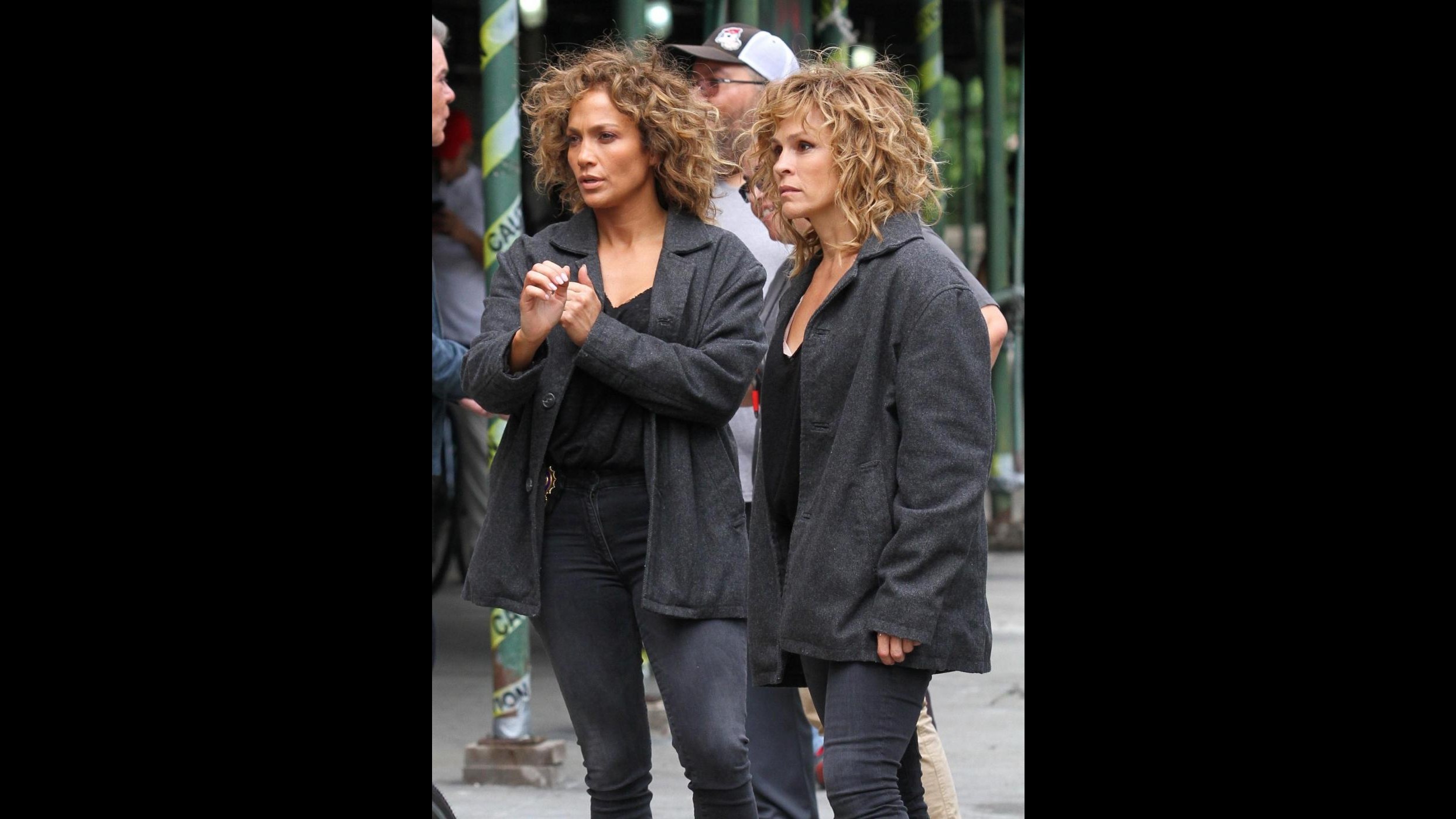 FOTO Jennifer Lopez splendida sul set con mamma e controfigura