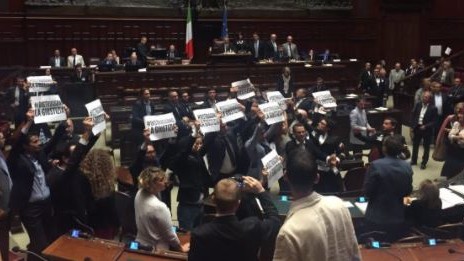 Ddl penale, protesta M5S in aula: Riforma Pd distrugge giustizia