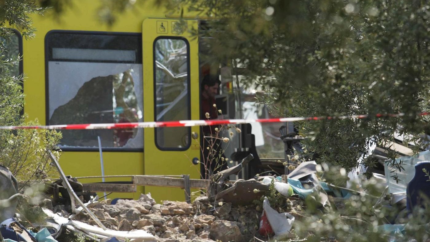 Scontro tra due treni nel Salento: 10 persone ferite