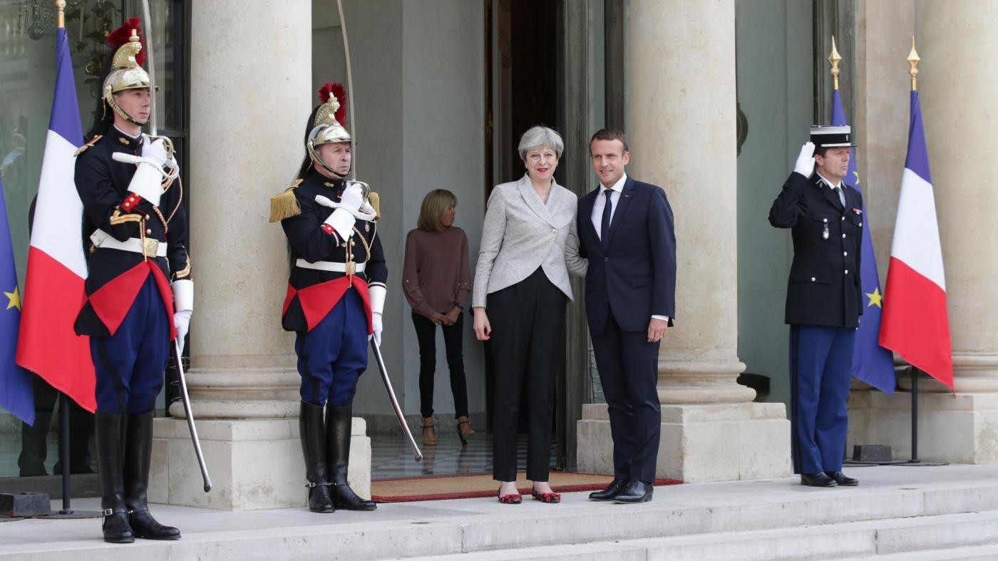 Macron accoglie May: Lanceremo insieme piano contro terrorismo