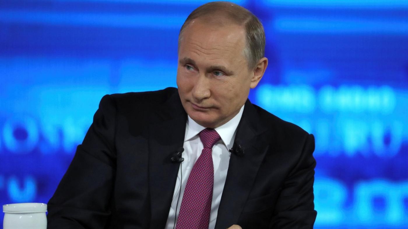 Putin: Comey è come Snowden, Russia disposta a offrirgli asilo