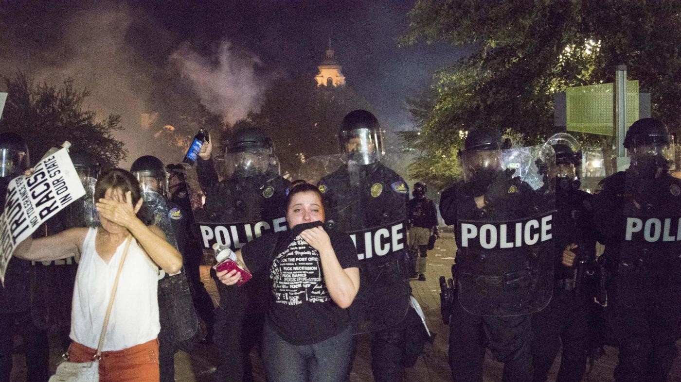 Scontri tra polizia e manifestanti anti-Trump a Phoenix